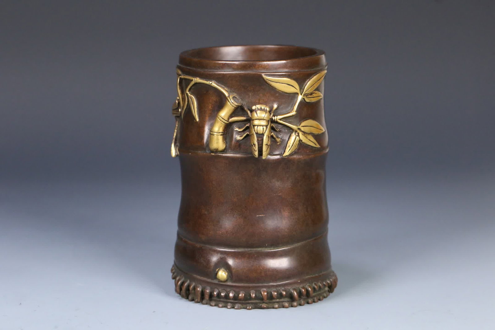 One piece: Qianlong period gilded insect bamboo joint brush pot: Qianlong period gilded insect bamboo joint brush pot SIZE: 12x8.5cm W:1291.2g (The Dimensions Of All Batches Are Manually Measured.If You Need More Detailed Information, Please Contact Our Customer