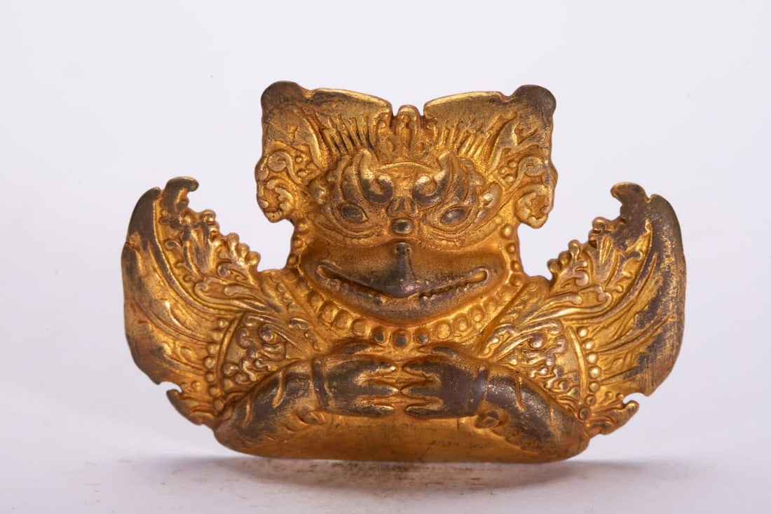 One is a Qing Dynasty gilt bronze roc: Qing Dynasty gilt bronze roc bird SIZE: L:5.5cm W:4cm W:40g (The Dimensions Of All Batches Are Manually Measured.If You Need More Detailed Information, Please Contact Our Customer Service Before Biddi