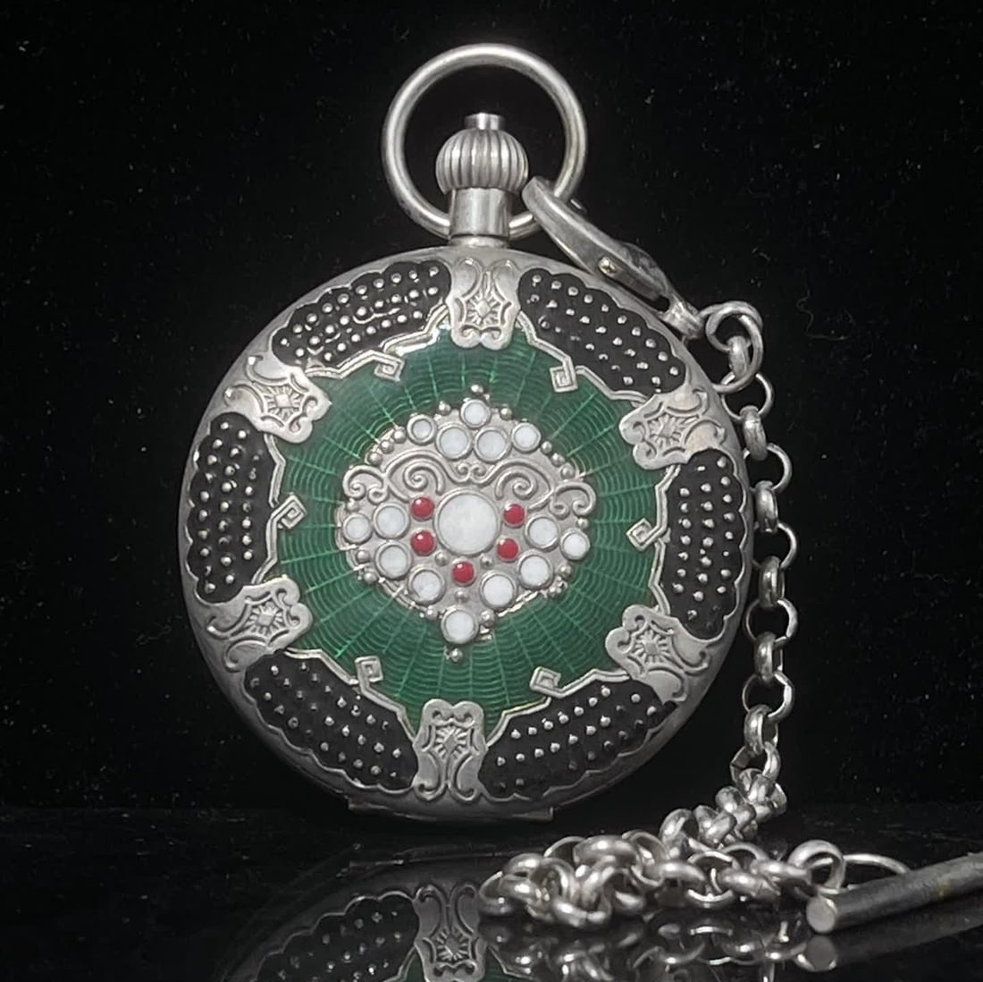 A late Qing dynasty enamel jewelry-themed pocket watch: Late Qing dynasty enamel jewelry-themed pocket watch SIZE: D:55mm (The Dimensions Of All Batches Are Manually Measured.If You Need More Detailed Information, Please Contact Our Customer Service Before