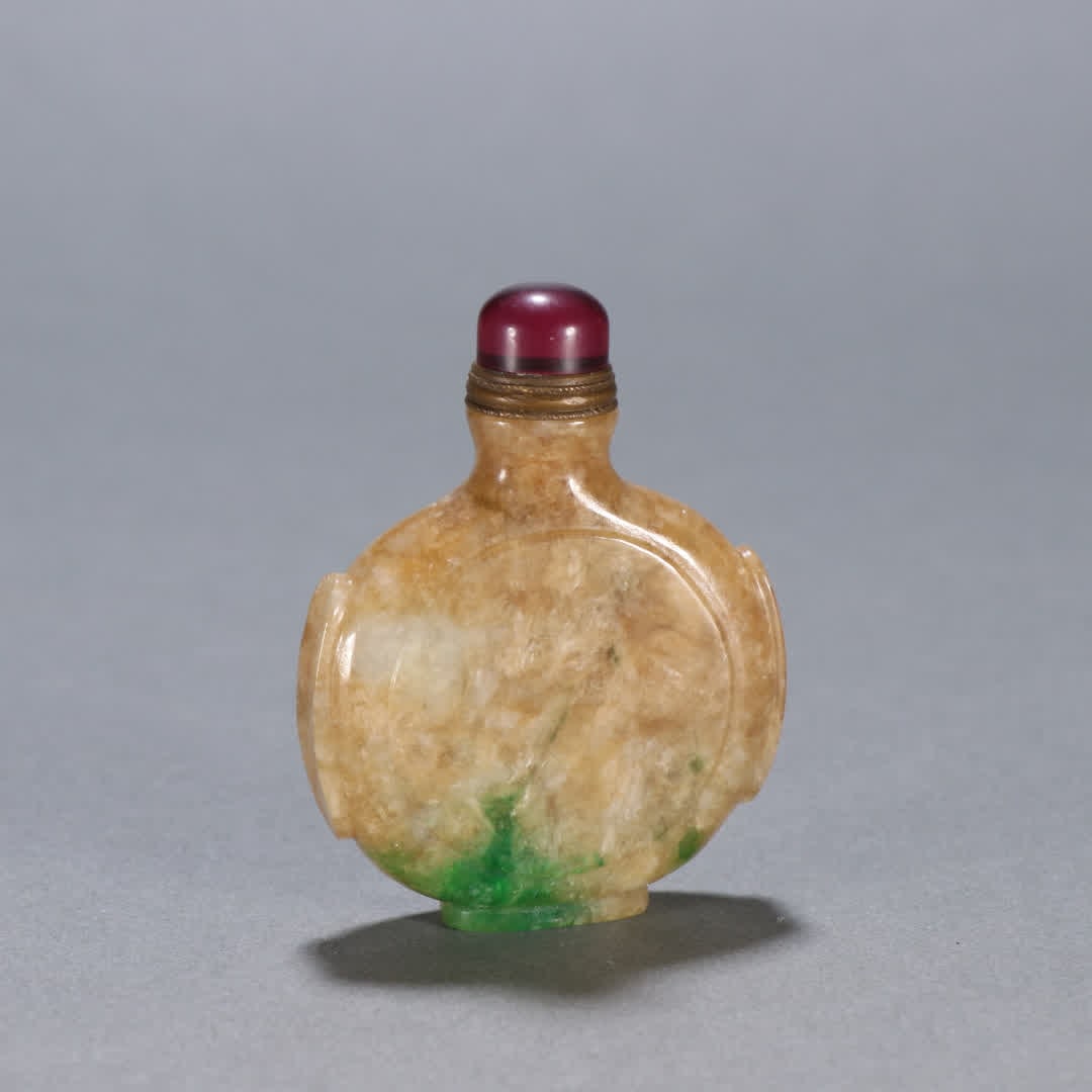 A Qing Dynasty jade snuff bottle (1 of 9)