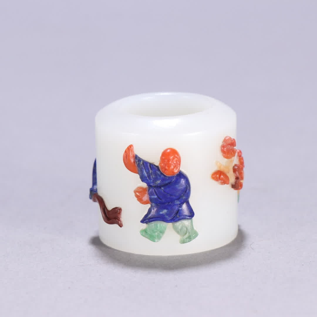 A Qing Dynasty Hetian jade inlaid with a hundred treasures character story thumb ring: Qing Dynasty Hetian jade inlaid with a hundred treasures, character story ring SIZE: Inner diameter 2.1cm W: 3.2cm W: 49.3g (The Dimensions Of All Batches Are Manually Measured.If You Need More Detail