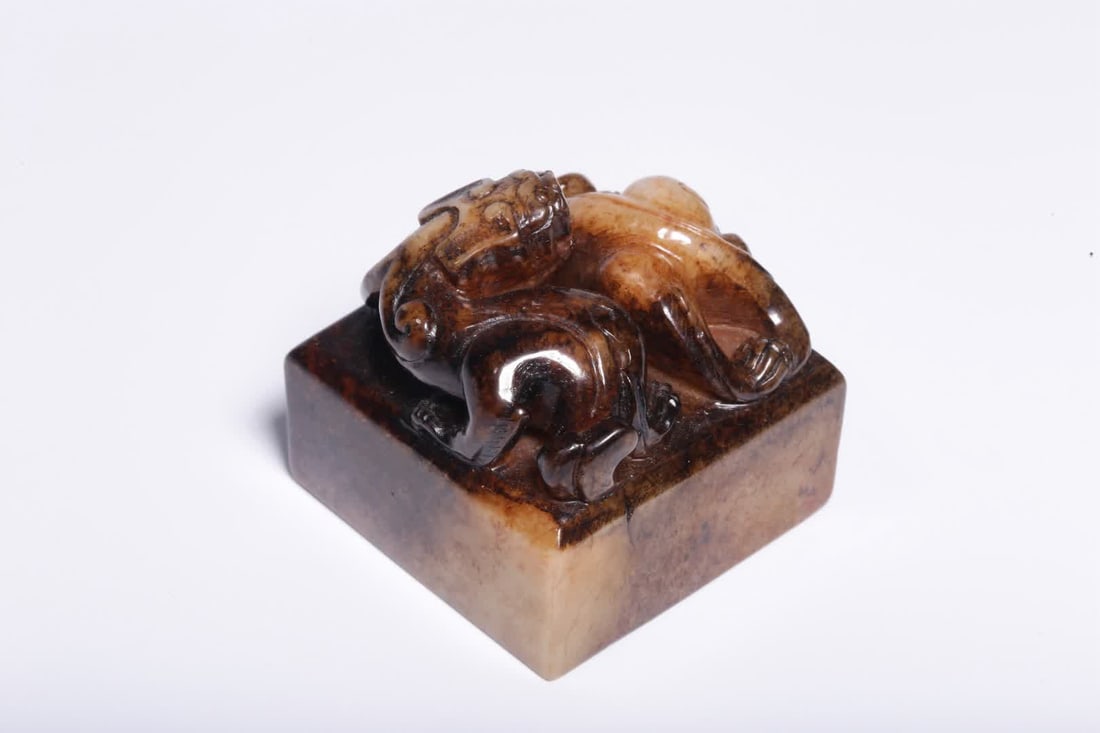 A pre-Ming dynasty Hetian jade old oil oil double-dragon knob square seal (1 of 11)