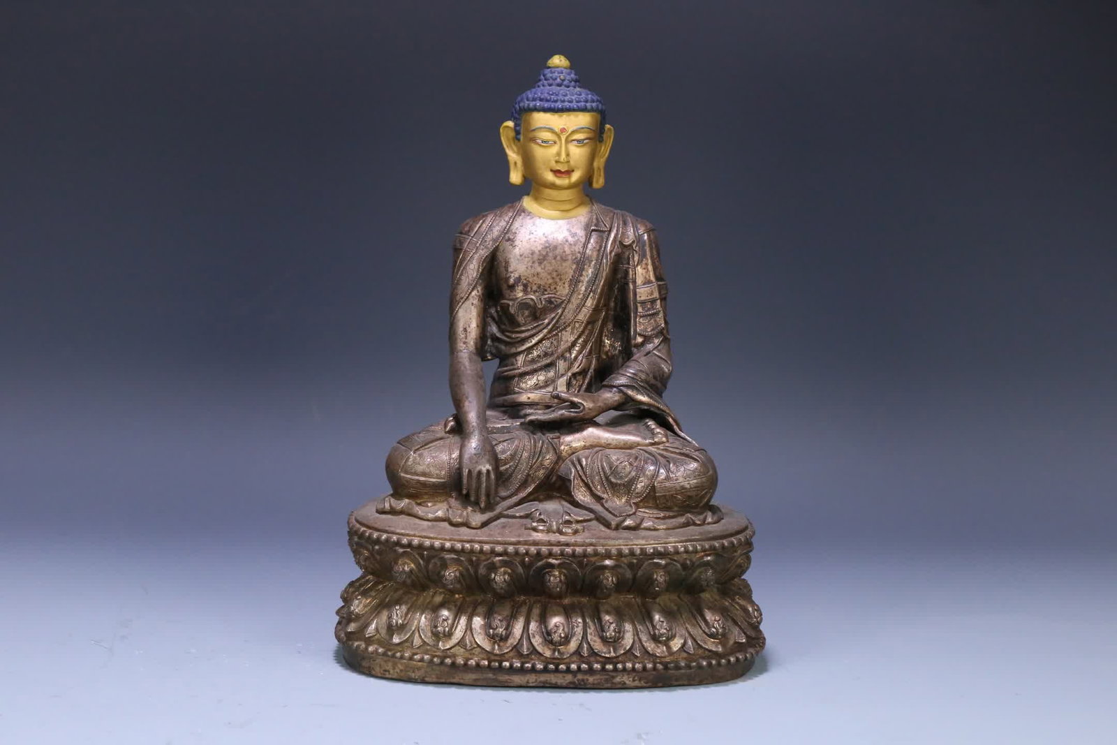 An eighteenth-century Tibetan bronze statue of Shakyamuni Buddha: Eighteenth-century Tibetan bronze statue of Shakyamuni Buddha SIZE: H:27cm Bottom 19x13.5cm W:3205g (The Dimensions Of All Batches Are Manually Measured.If You Need More Detailed Information, Please