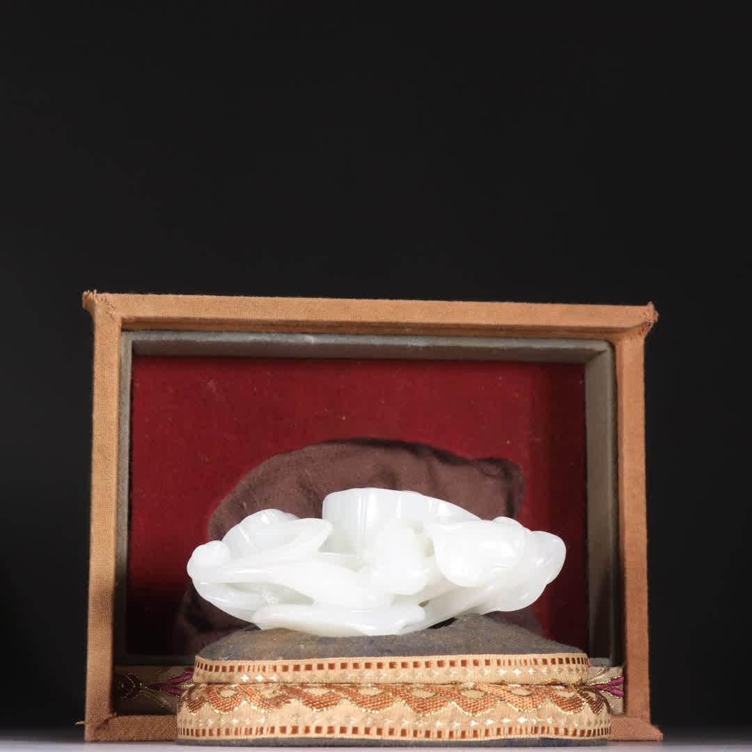 A Qing Dynasty Hetian jade lotus pod carving: Qing Dynasty Hetian jade lotus pod carving SIZE: H:4.1cm W:9.8cm W:203.9g (The Dimensions Of All Batches Are Manually Measured.If You Need More Detailed Information, Please Contact Our Customer