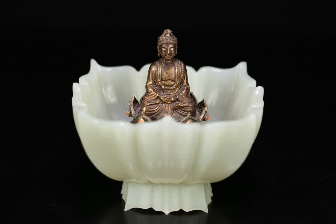 A Qing Dynasty Hetian jade with silver filigree Shakyamuni Buddha: Qing Dynasty Hetian jade paired with silver filigree Shakyamuni Buddha SIZE: 9.5x10.5x10.5cm W:456g (The Dimensions Of All Batches Are Manually Measured.If You Need More Detailed Information, Please C