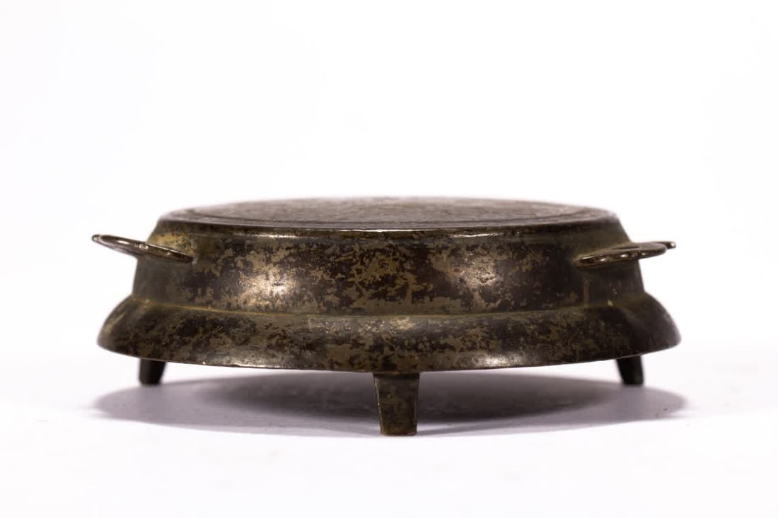 A copper base from the Qing Dynasty: Qing Dynasty copper base SIZE: L:10.5cm W:10.5cm H:4cm W:310g (The Dimensions Of All Batches Are Manually Measured.If You Need More Detailed Information, Please Contact Our Customer Service Before