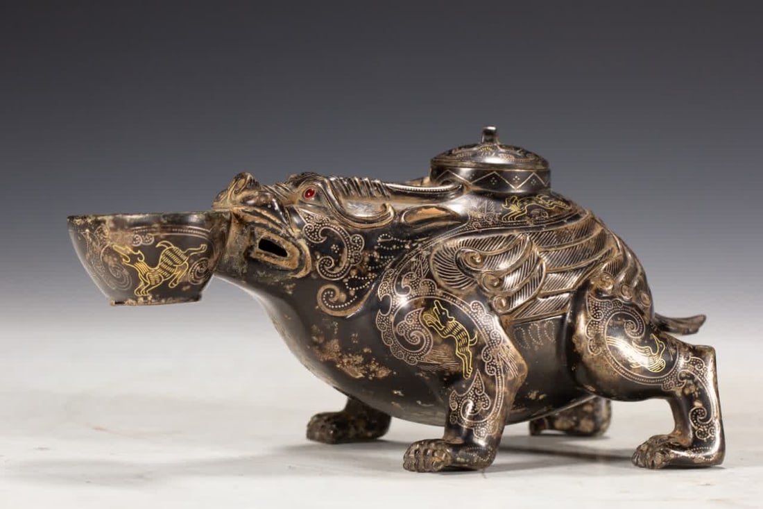 One piece is a Han Dynasty inlaid gold and silver beast: In the Han dynasty, gold and silver beasts were inlaid inlay SIZE: L:17cm W:8.5cm H:8cm W:600g (The Dimensions Of All Batches Are Manually Measured.If You Need More Detailed Information, Please