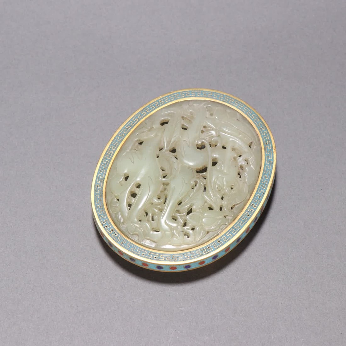 A Qing Dynasty bronze-inlaid cloisonne inlaid with Hetian jade and a belt buckle carved with dragon (1 of 9)