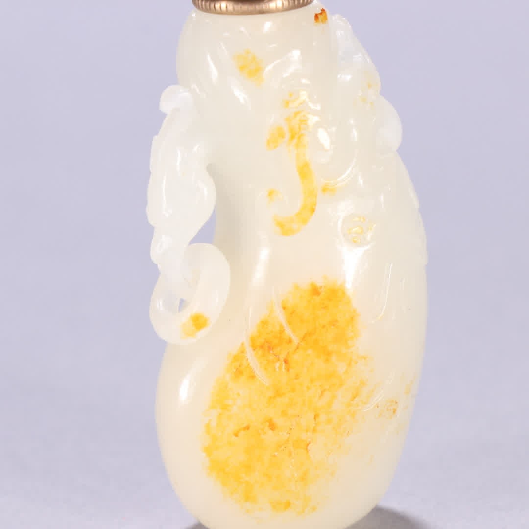 A Qing Dynasty Hetian jade seed snuff bottle with dragon patterns - 2