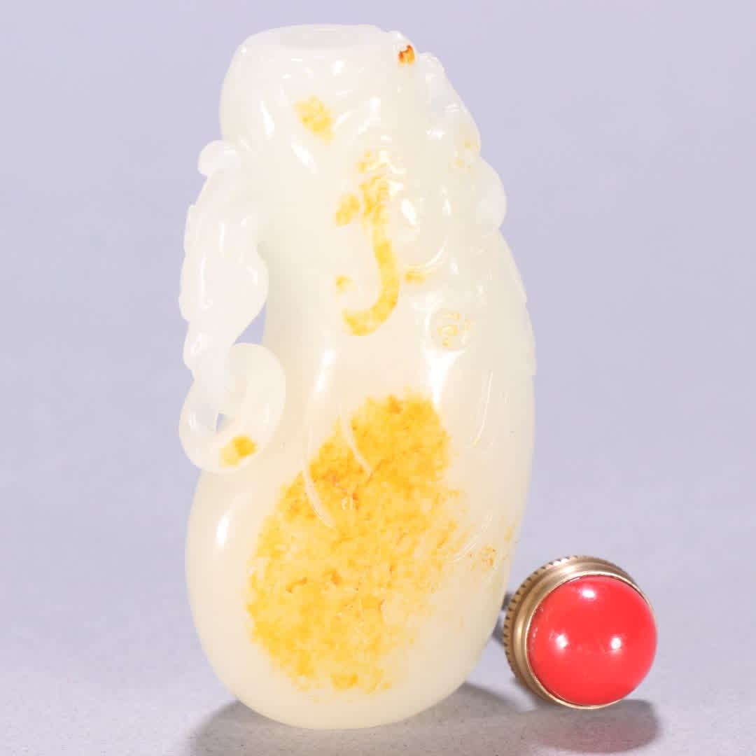 A Qing Dynasty Hetian jade seed snuff bottle with dragon patterns - 3