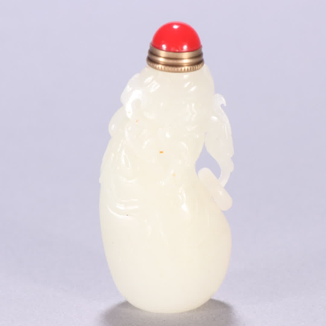 A Qing Dynasty Hetian jade seed snuff bottle with dragon patterns - 5