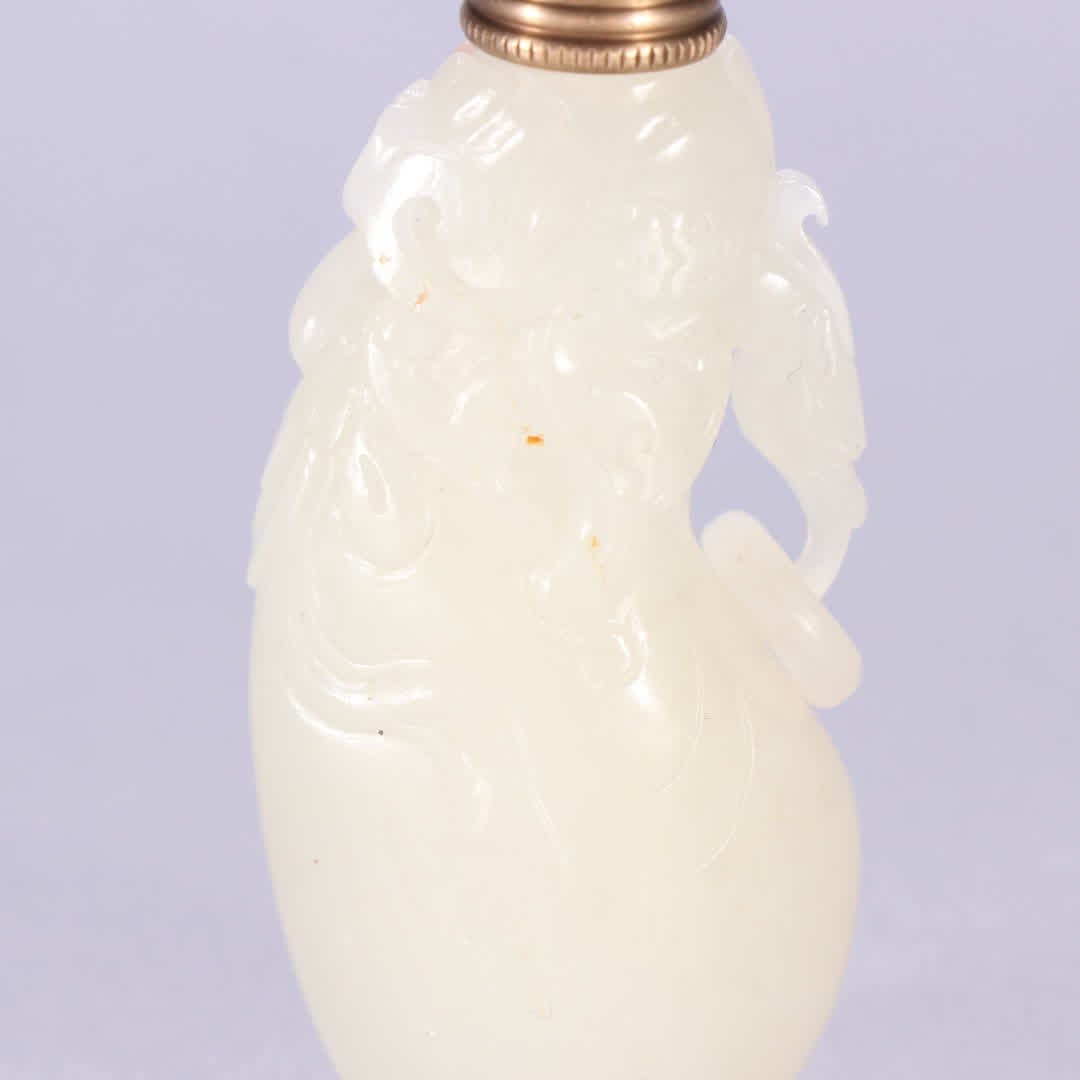A Qing Dynasty Hetian jade seed snuff bottle with dragon patterns - 6