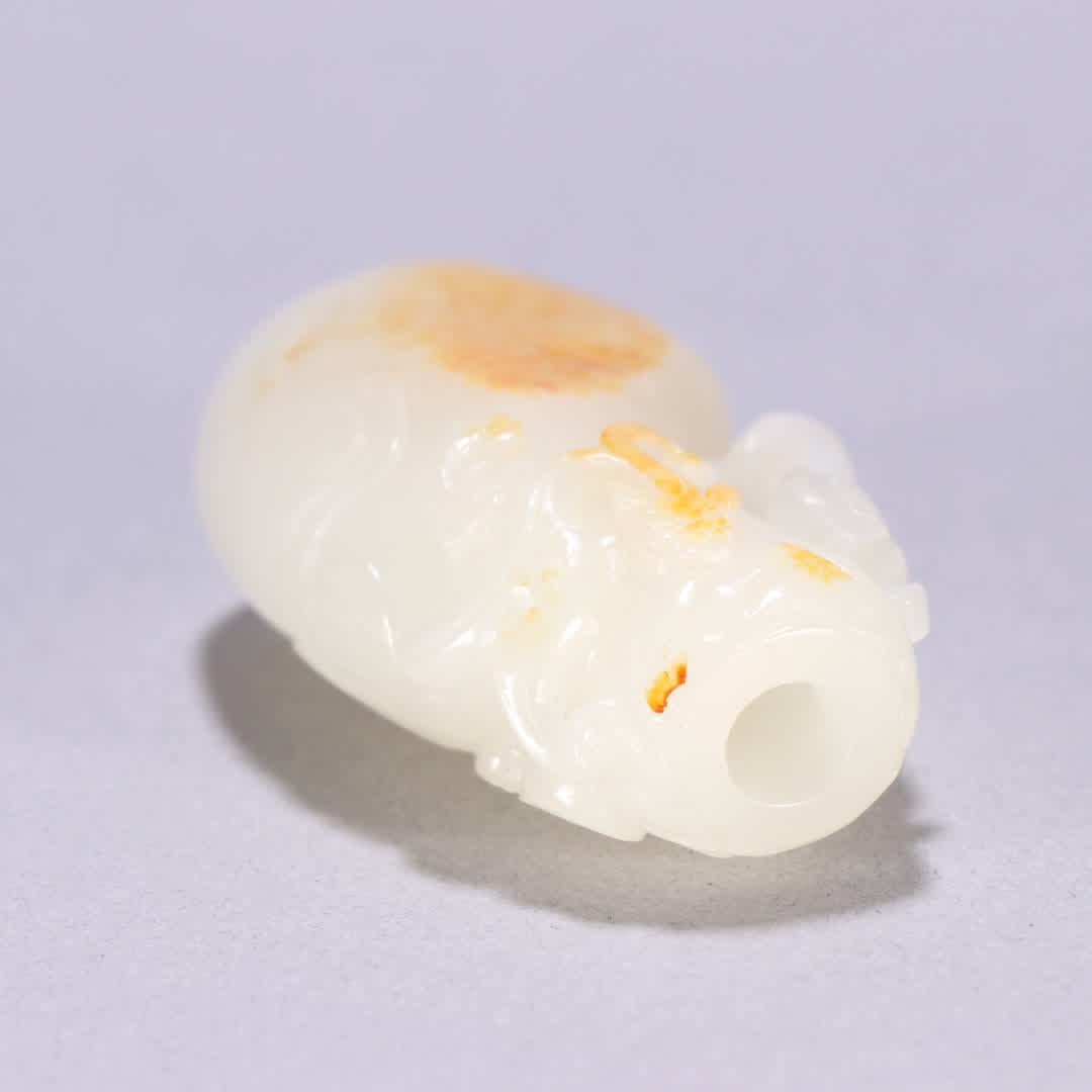 A Qing Dynasty Hetian jade seed snuff bottle with dragon patterns - 8