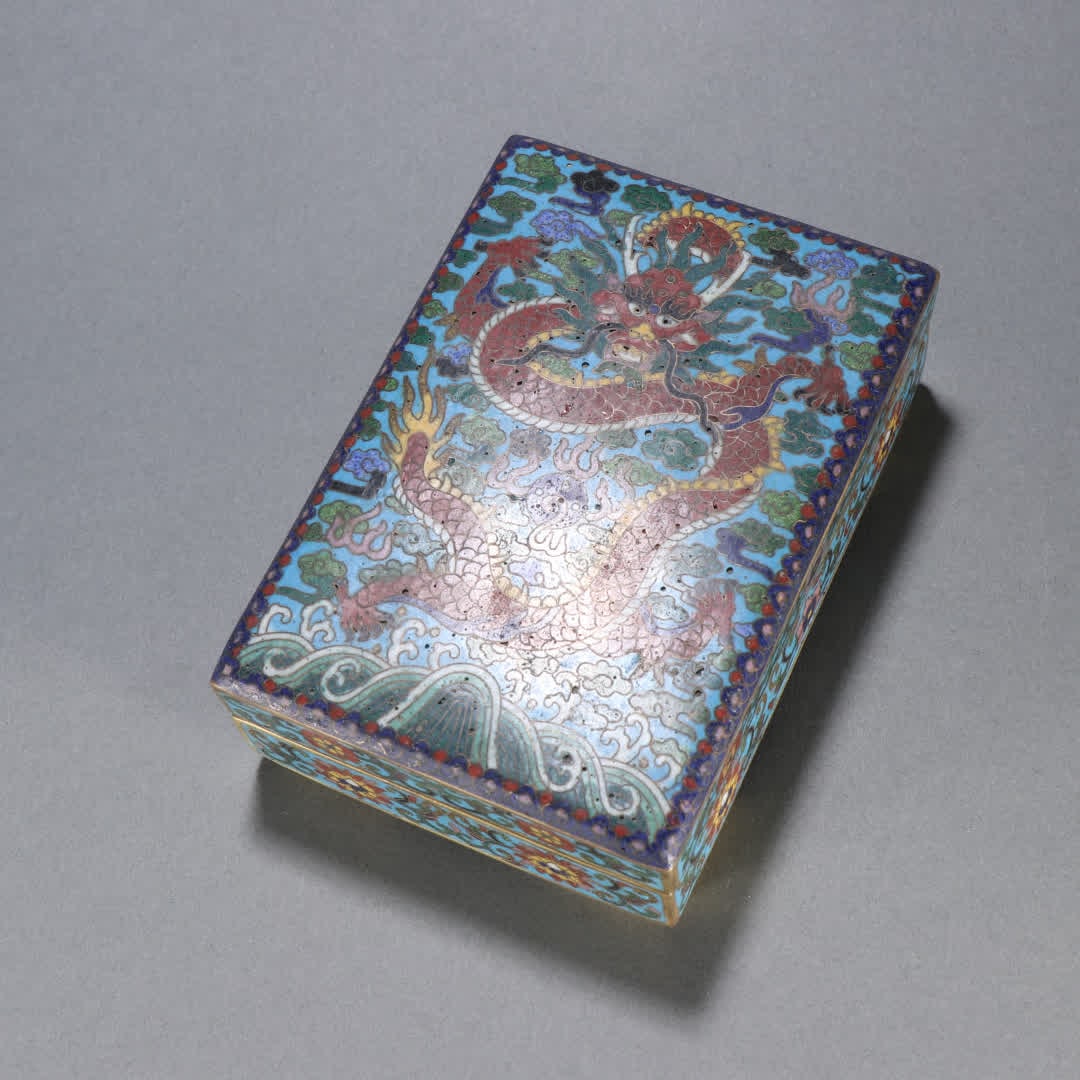 A Qing Dynasty copper gilt cloisonne dragon pattern lid box: Qing Dynasty copper gilt cloisonne dragon pattern lid box SIZE: H:4.9cm W:14cm W:897.6g (The Dimensions Of All Batches Are Manually Measured.If You Need More Detailed Information, Please Contact Our C