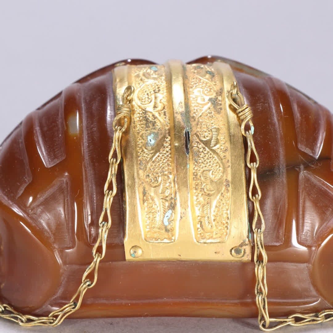A gold hair crown with agate - 2