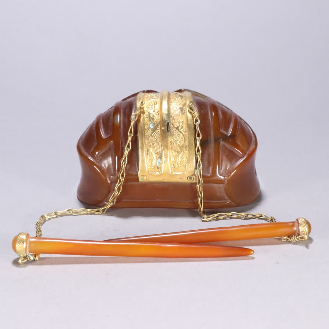 A gold hair crown with agate - 3