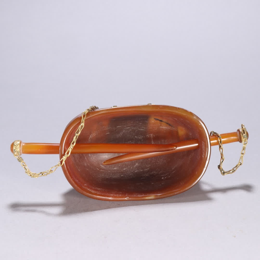 A gold hair crown with agate - 9