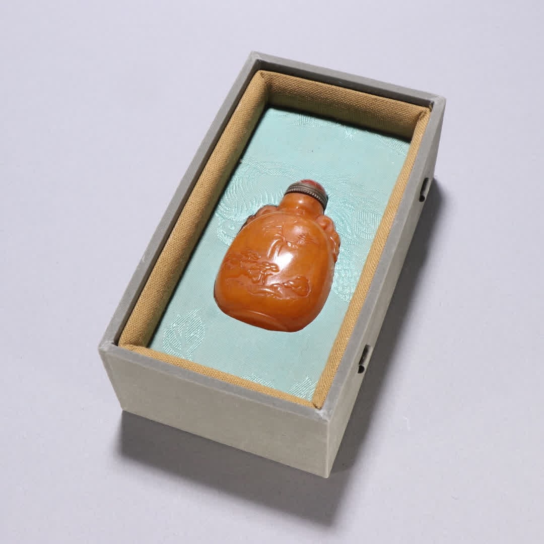 A Qing Dynasty snuff bottle made under a beeswax pine tree: Qing Dynasty Beeswax Pine Figure Snuff Bottle SIZE: H:7.2cm W:4.6cm W:72.2g (The Dimensions Of All Batches Are Manually Measured.If You Need More Detailed Information, Please Contact Our Customer