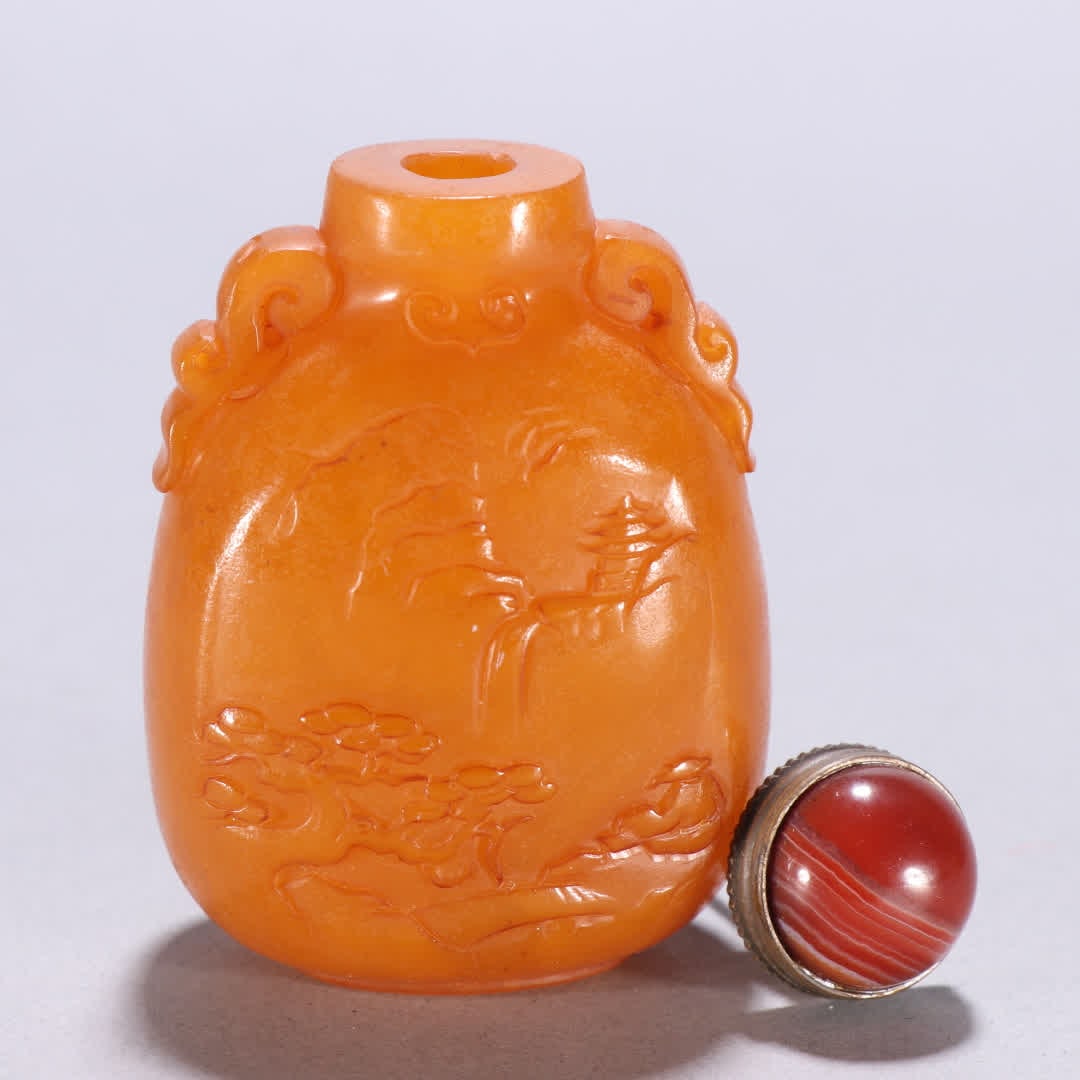 A Qing Dynasty snuff bottle made under a beeswax pine tree - 3