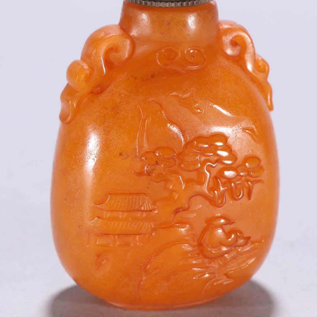A Qing Dynasty snuff bottle made under a beeswax pine tree - 6
