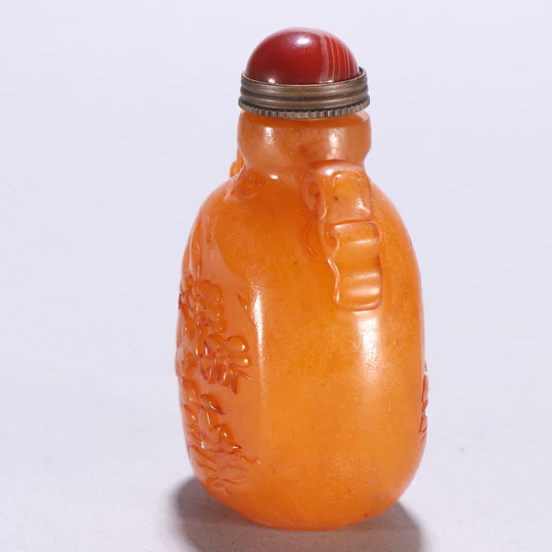 A Qing Dynasty snuff bottle made under a beeswax pine tree - 7