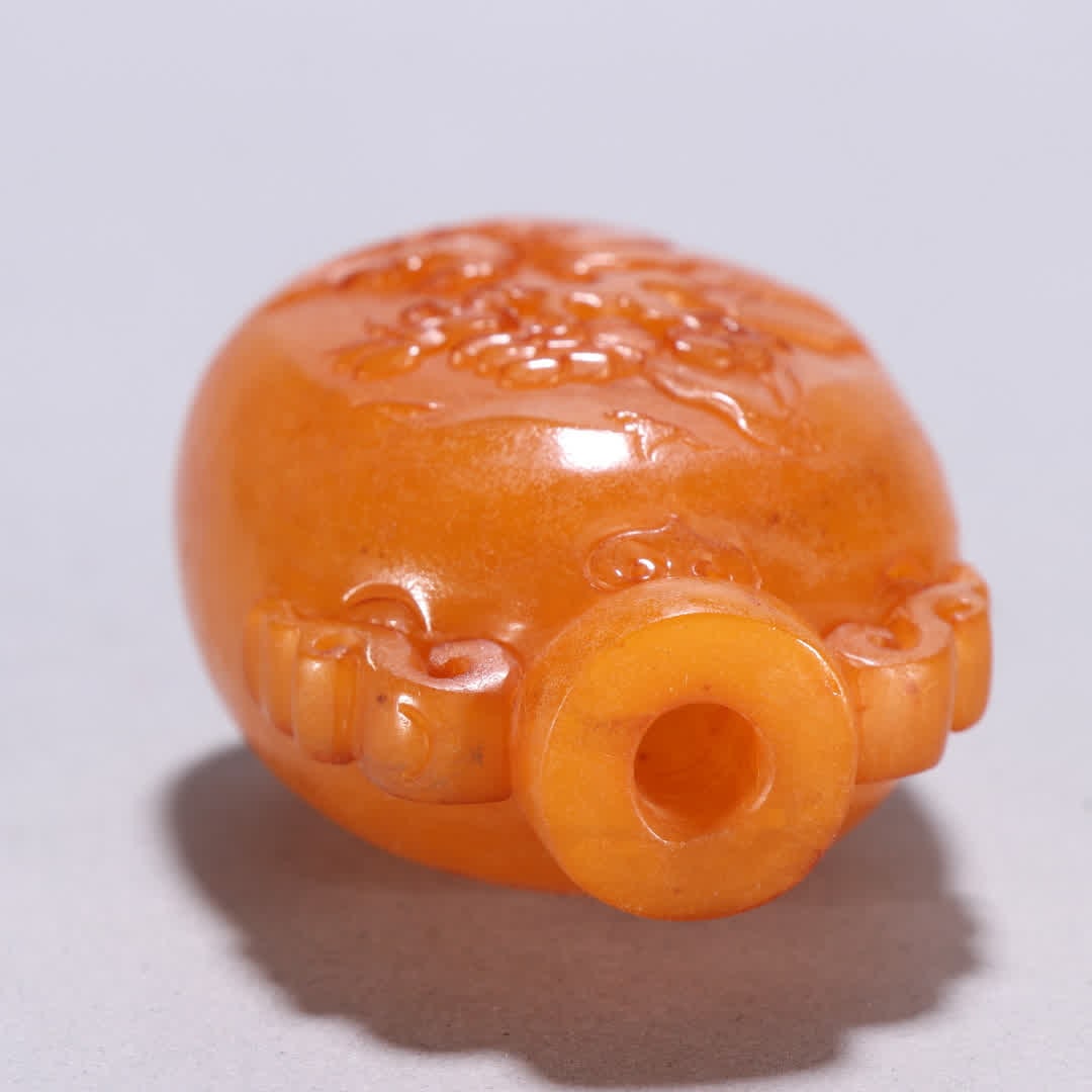 A Qing Dynasty snuff bottle made under a beeswax pine tree - 8