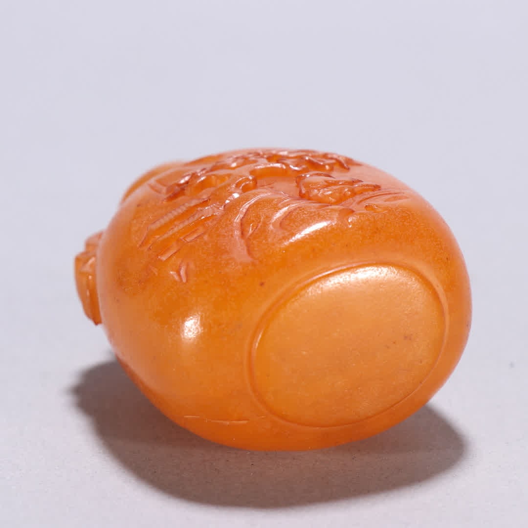A Qing Dynasty snuff bottle made under a beeswax pine tree - 9