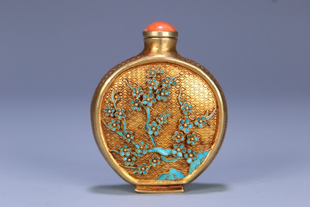 A Qing Dynasty coral hat silver gilt with emerald plum blossom snuff bottle: Qing Dynasty Coral Hat Silver Gilded Plum Blossom Snuff Bottle SIZE: 7.3x5.9x2.8cm W:65g (The Dimensions Of All Batches Are Manually Measured.If You Need More Detailed Information, Please Contact Our 