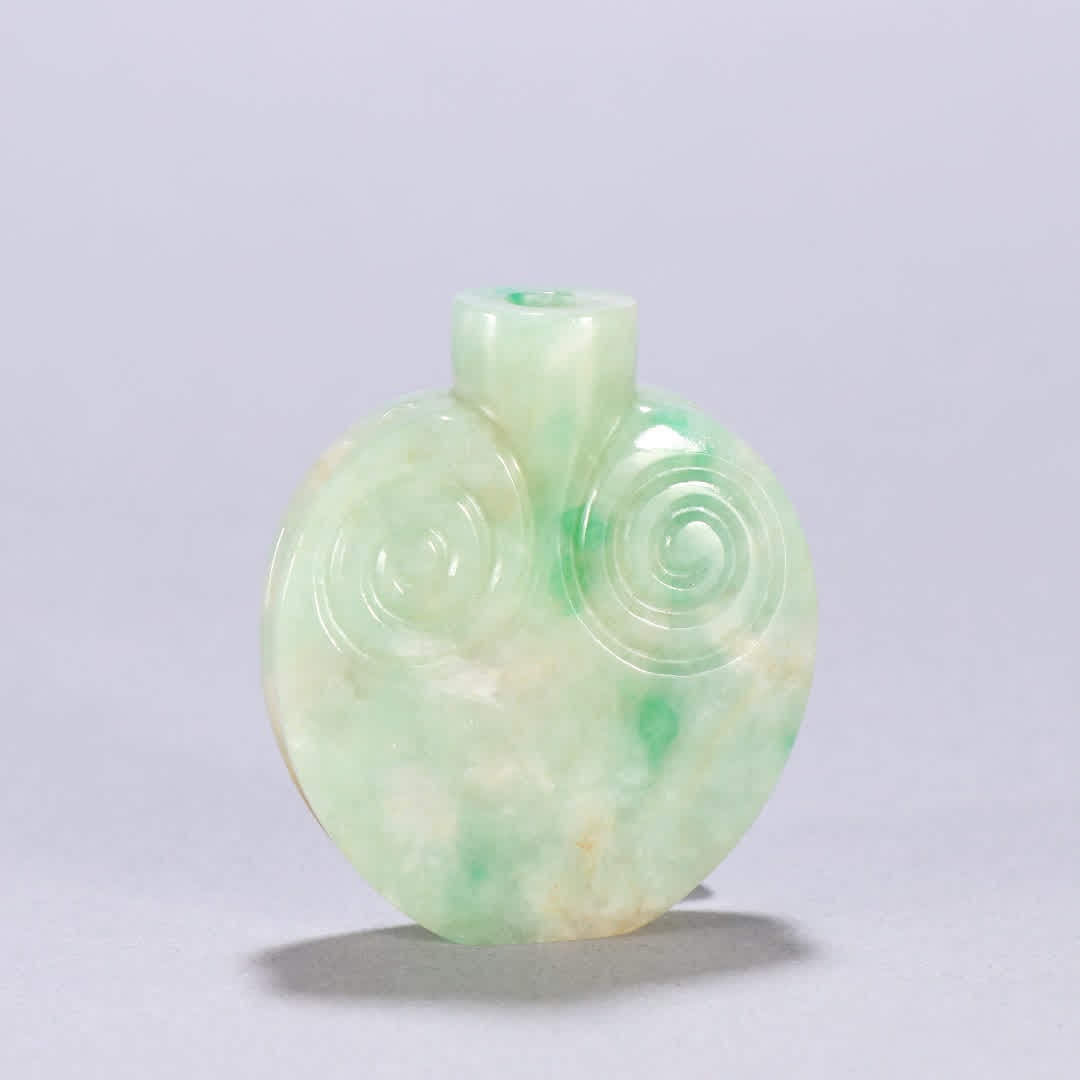 A Qing Dynasty jadeite lingzhi mushroom pattern snuff bottle: Qing Dynasty jadeite lingzhi patterned snuff bottle SIZE: H:4.9cm W:4.2cm W:40.7g (The Dimensions Of All Batches Are Manually Measured.If You Need More Detailed Information, Please Contact Our