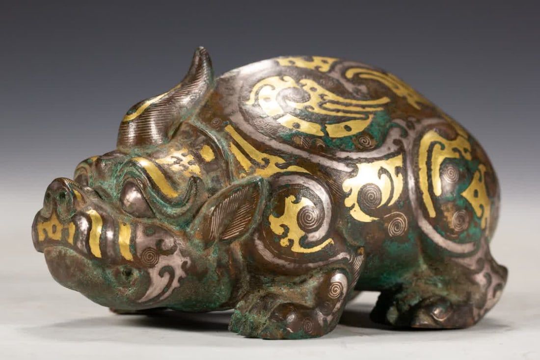 One piece is a Han Dynasty inlaid gold and silver beast: In the Han dynasty, gold and silver beasts were inlaid inlay SIZE: L:12cm W:7cm H:6cm W:560g (The Dimensions Of All Batches Are Manually Measured.If You Need More Detailed Information, Please Contact