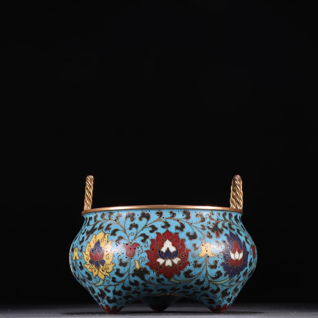 A Qing dynasty bronze gilt cloisonne three-legged burner with entwined lotus branches: Qing Dynasty Bronze Gilded cloisonne Lotus Three-legged Censer SIZE: H:9.4cm W:12.7cm W:346.2g (The Dimensions Of All Batches Are Manually Measured.If You Need More Detailed Information, Please Contac