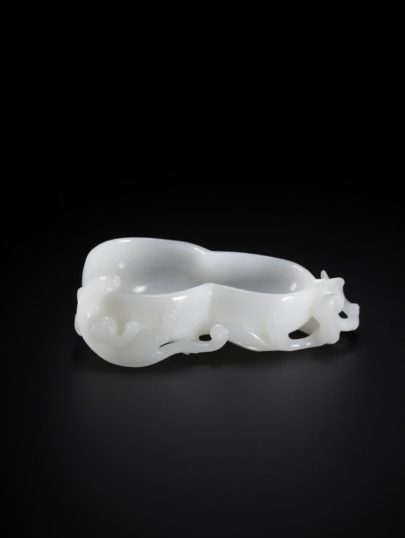 One Hetian jade dragon pattern gourd washer: Hetian jade dragon pattern gourd wash SIZE: 8.5x5.0x2.6cm W:75.5g (The Dimensions Of All Batches Are Manually Measured.If You Need More Detailed Information, Please Contact Our Customer Service Before