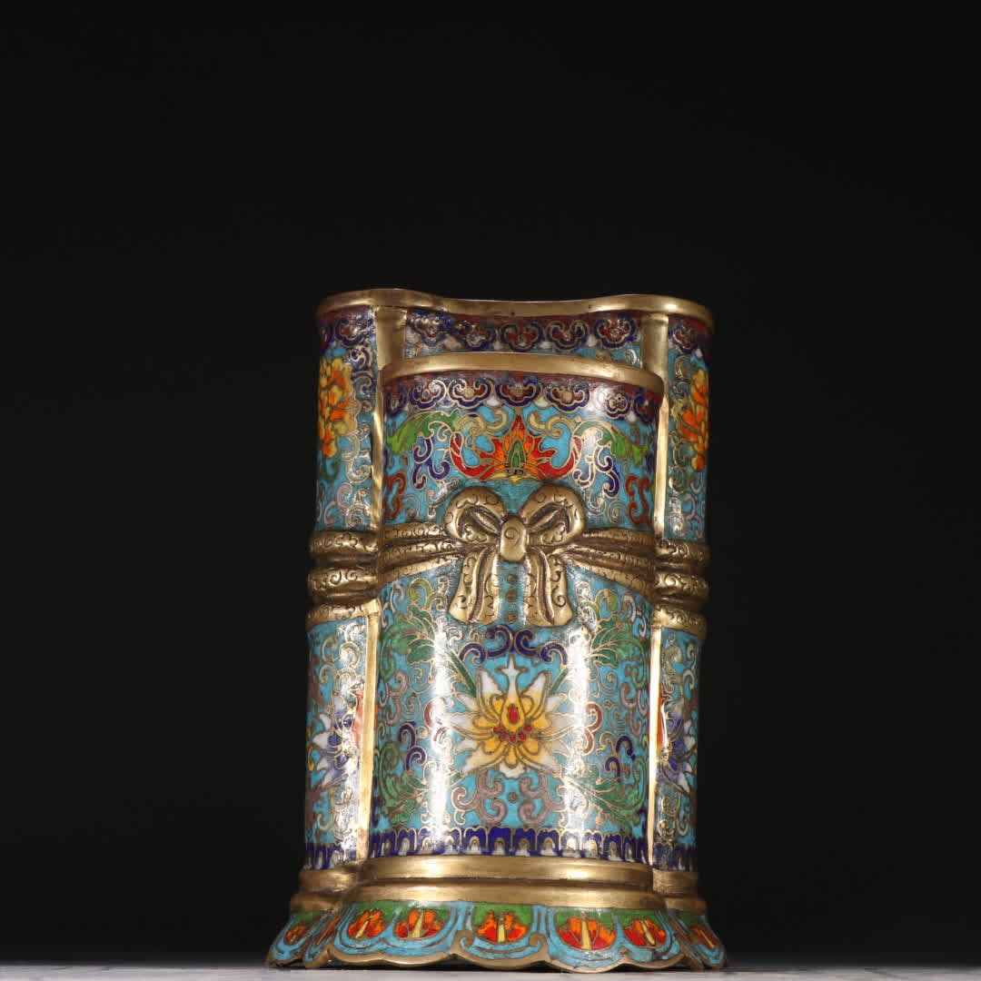 A Qing Dynasty copper gilt cloisonne floral and dragon pattern pen holder: Qing Dynasty bronze gilt cloisonne floral and dragon pattern brush pot SIZE: H:16cm W:10cm W:1086.9g (The Dimensions Of All Batches Are Manually Measured.If You Need More Detailed Information, Please 