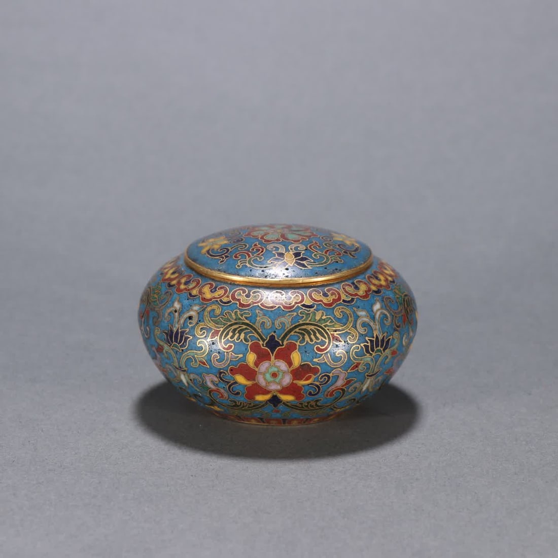 A Qing Dynasty copper jar with gilt cloisonne floral patterns: Qing Dynasty bronze gilt cloisonne entwined floral jar SIZE: H:4.1cm W:6.5cm W:148.4g (The Dimensions Of All Batches Are Manually Measured.If You Need More Detailed Information, Please Contact Our