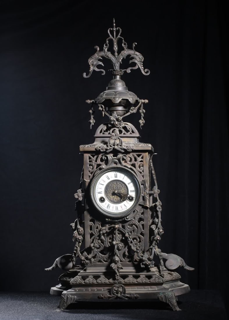 A late Qing Baroque style scroll floral pattern bronze table clock - 2