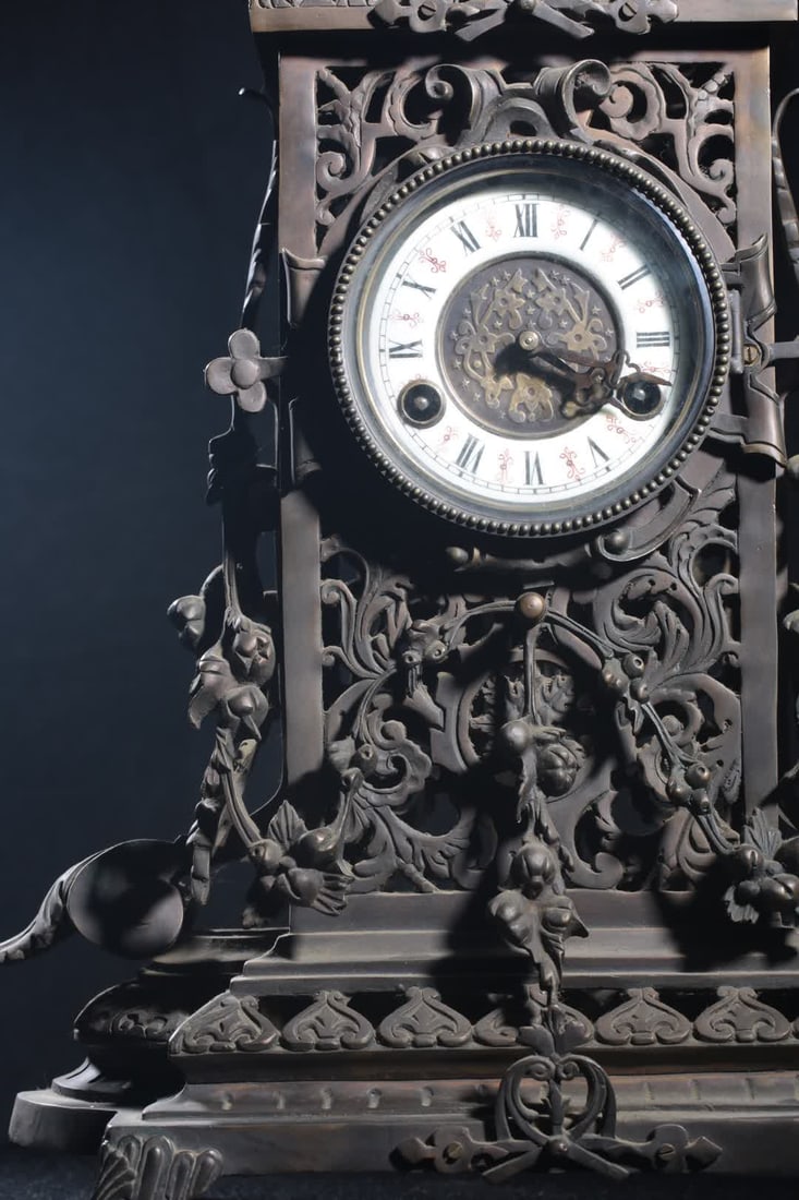 A late Qing Baroque style scroll floral pattern bronze table clock - 3