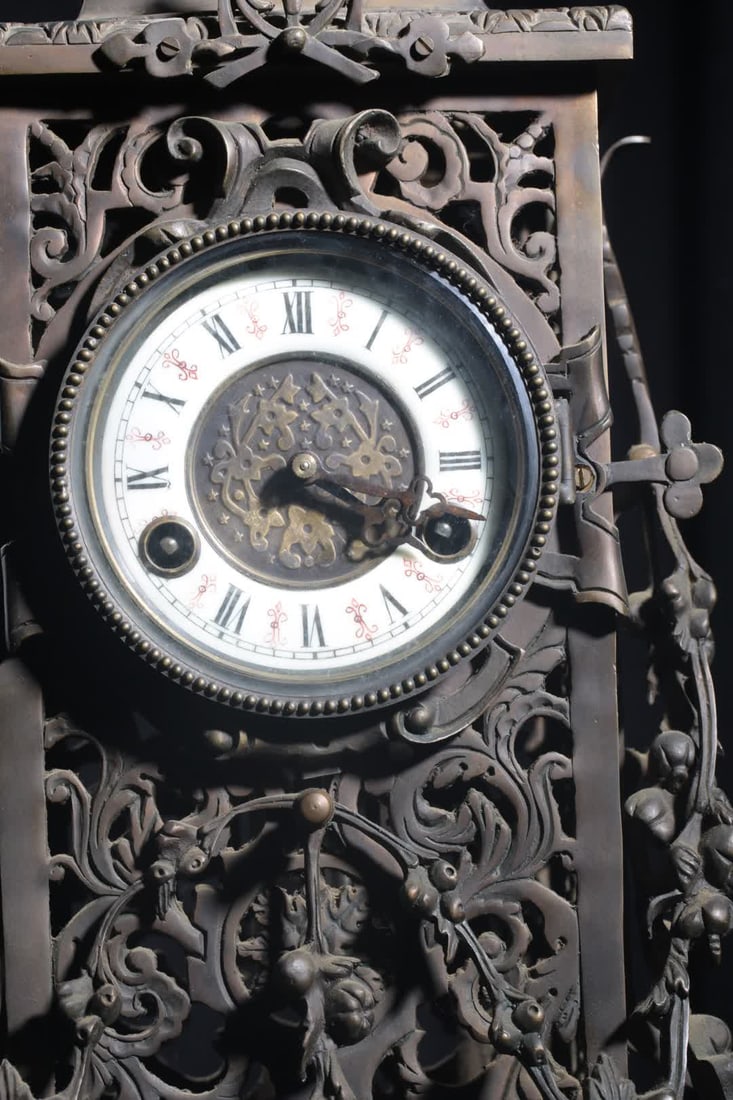 A late Qing Baroque style scroll floral pattern bronze table clock - 4