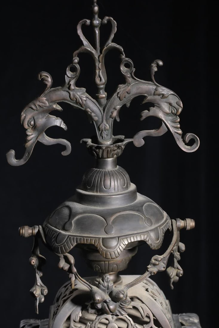 A late Qing Baroque style scroll floral pattern bronze table clock - 5