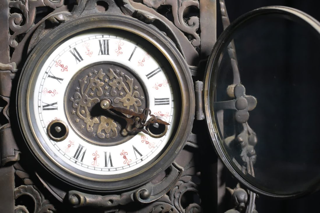 A late Qing Baroque style scroll floral pattern bronze table clock - 6