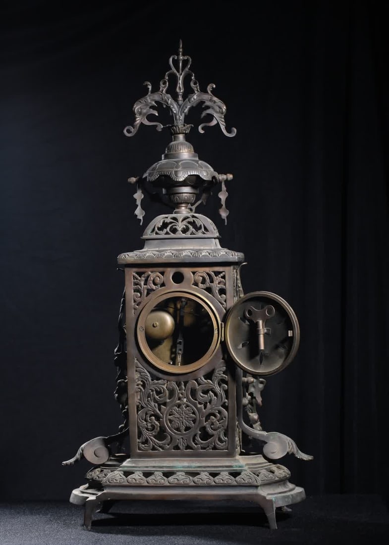 A late Qing Baroque style scroll floral pattern bronze table clock - 7