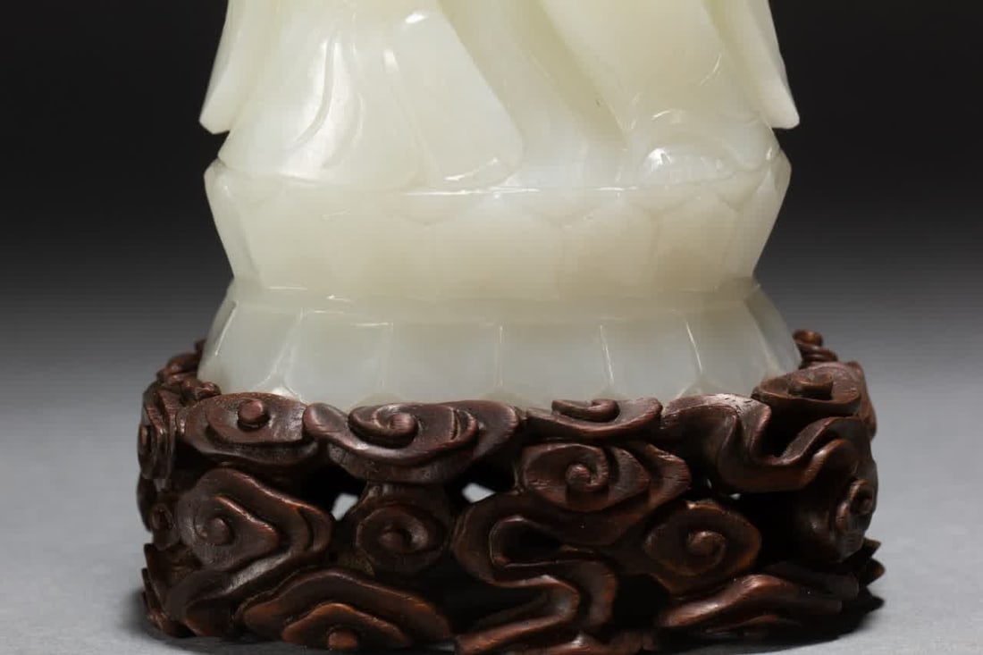A Qing Dynasty white jade figurine - 4