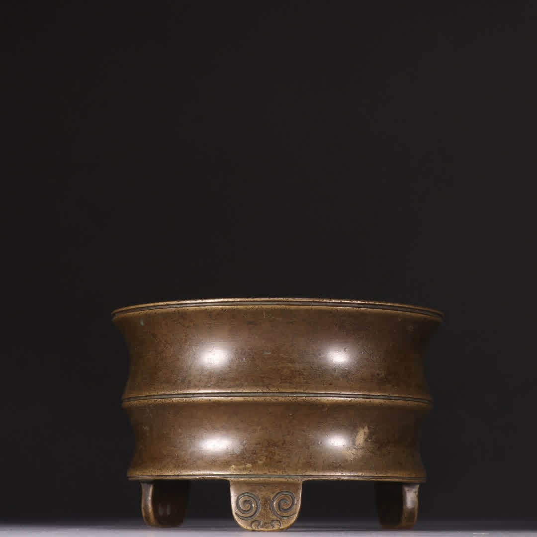A Ming dynasty Xuande bronze three-legged incense burner: Ming Dynasty Xuande mark bronze three-legged incense burner SIZE: H:6.5cm W:10.2cm W:912.1g (The Dimensions Of All Batches Are Manually Measured.If You Need More Detailed Information, Please Contact