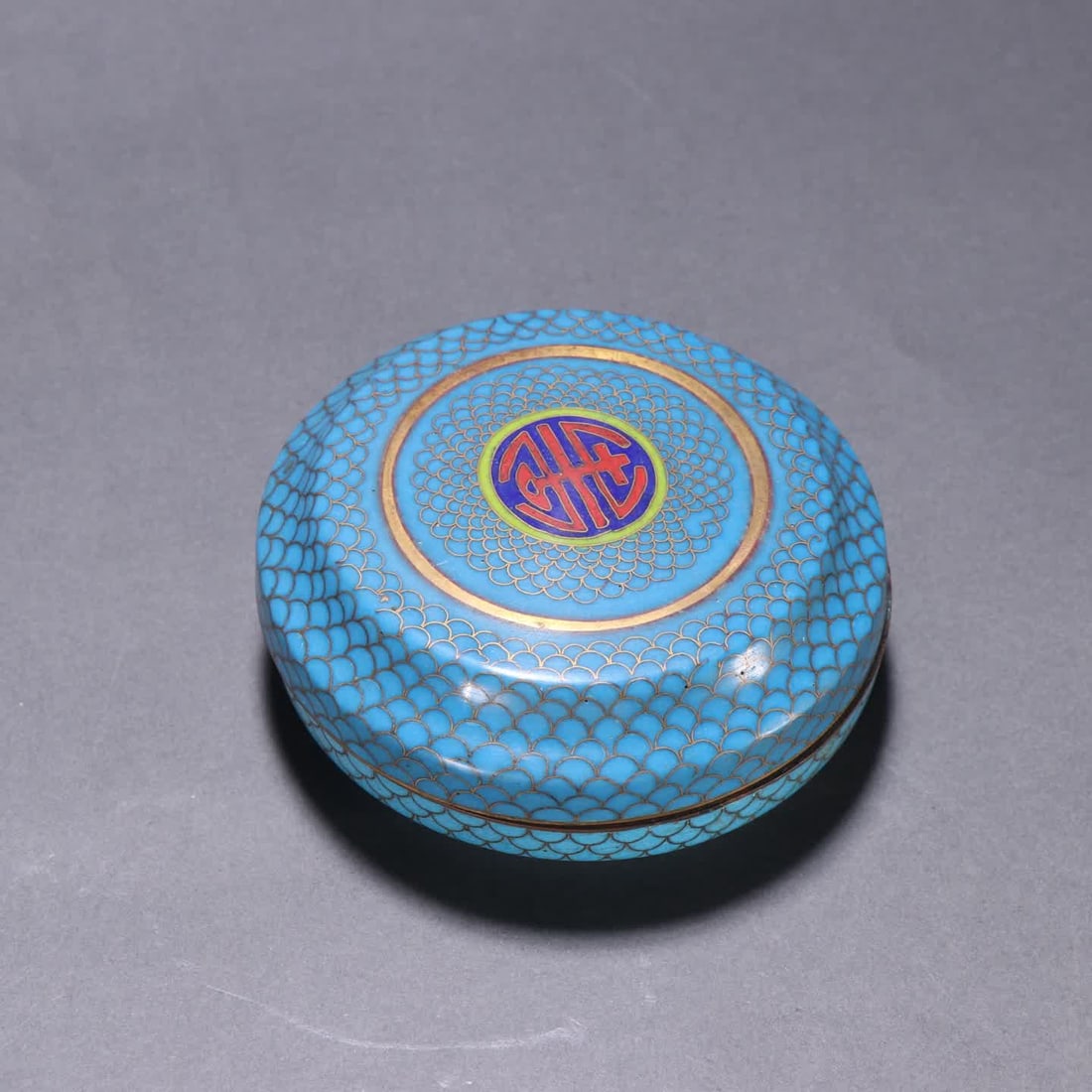 A Republic of China period copper-plated cloisonne lid box: Republic of China period copper-plated cloisonne lid box SIZE: H:4.3cm W:10.4cm W:282.1g (The Dimensions Of All Batches Are Manually Measured.If You Need More Detailed Information, Please Contact Our