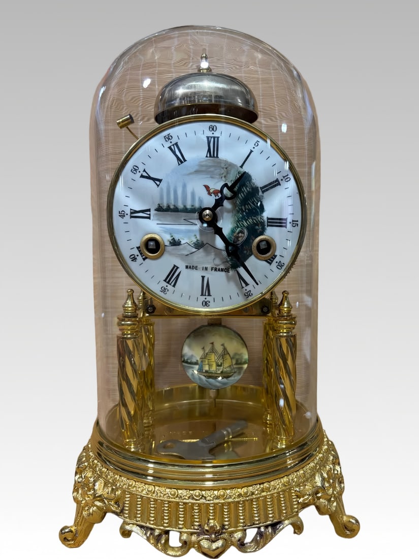 An 18th-century gilt pendulum clock: 18th-century gilt pendulum clock SIZE: D:20cm H:33cm (The Dimensions Of All Batches Are Manually Measured.If You Need More Detailed Information, Please Contact Our Customer Service Before Bidding.)