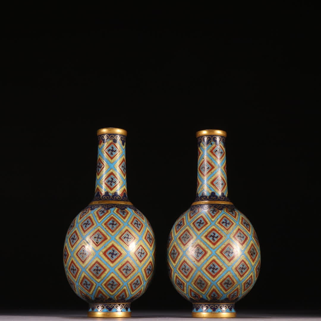 A pair of Qing Dynasty gilt cloisonne bottles: A pair of Qing dynasty gilt cloisonne bottles SIZE: H:12.3cm W:6.2cm Single W:260g (The Dimensions Of All Batches Are Manually Measured.If You Need More Detailed Information, Please Contact Our