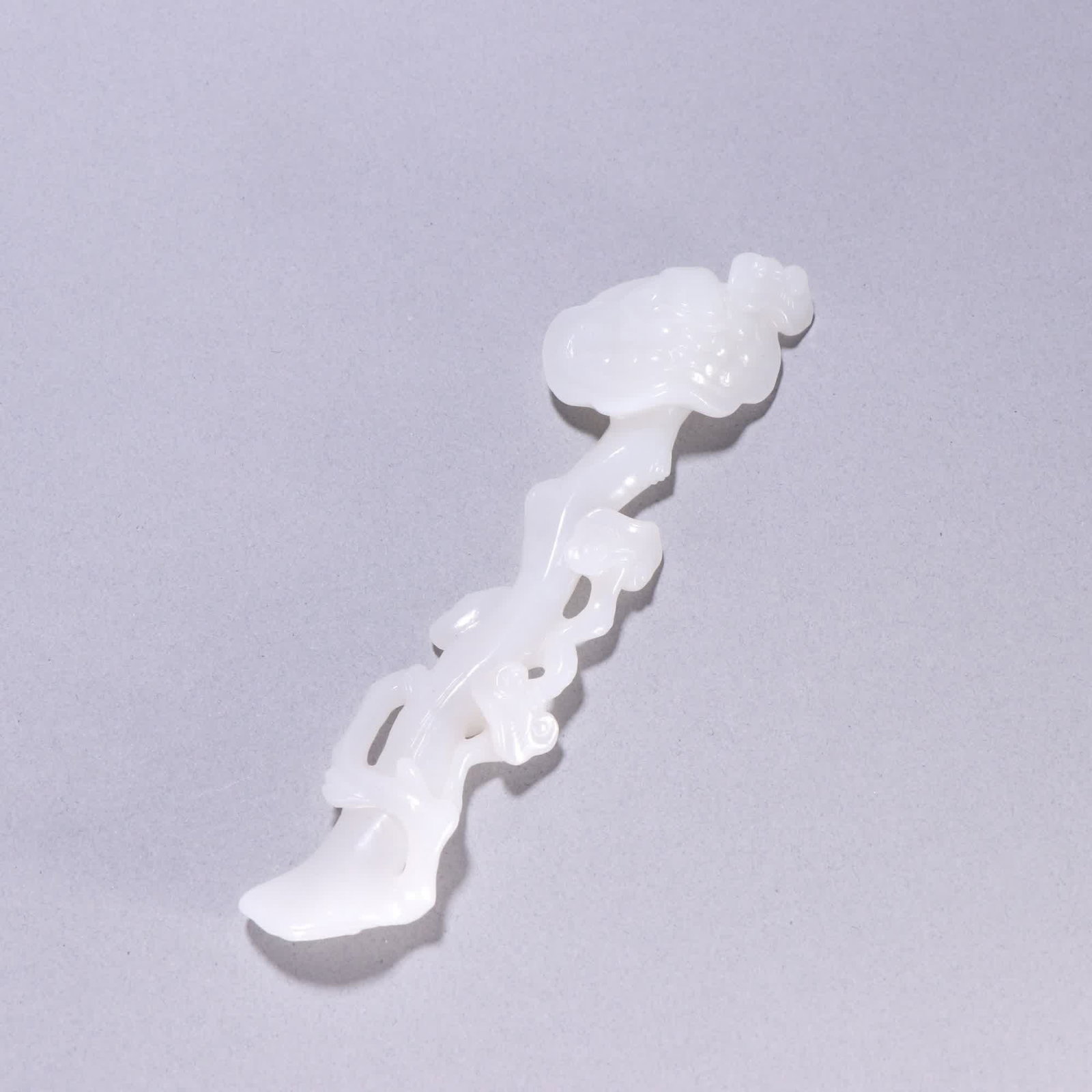 A Qing Dynasty Hetian jade lingzhi ruyi: Qing Dynasty Hetian jade lingzhi ruyi SIZE: L:14.8cm W:3.9cm W:71.9g (The Dimensions Of All Batches Are Manually Measured.If You Need More Detailed Information, Please Contact Our Customer Service Bef