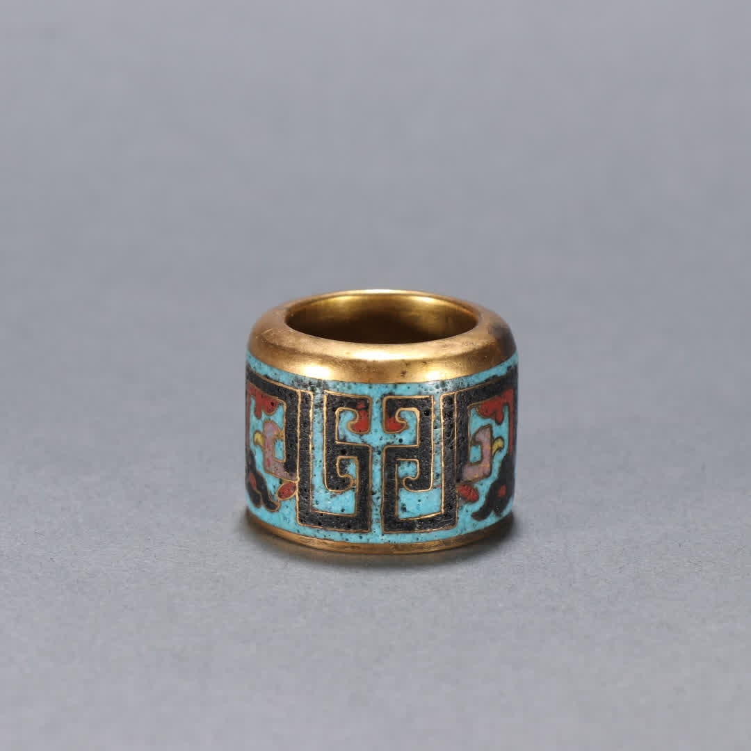A copper gilt cloisonne thumb ring: Gilt copper cloisonne finger ring SIZE: Inner diameter 2.2cm W: 2.4cm W: 78.6g (The Dimensions Of All Batches Are Manually Measured.If You Need More Detailed Information, Please Contact Our Customer
