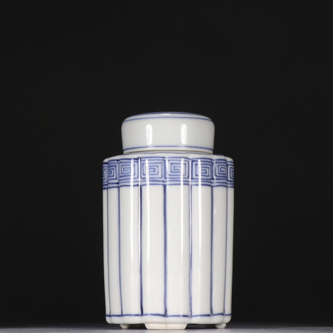 A Qing Dynasty blue-and-white tea canister with a winding pattern: Qing Dynasty blue-and-white tea jar with a winding pattern SIZE: H:10.3cm W:6.4cm (The Dimensions Of All Batches Are Manually Measured.If You Need More Detailed Information, Please Contact Our