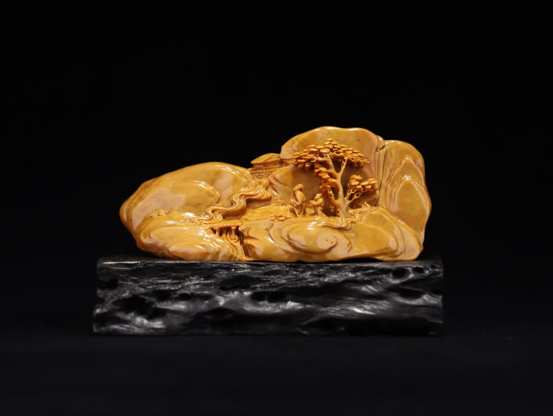 A Qing Dynasty Tianhuang stone landscape figure ornament: Qing Dynasty Tianhuang Stone Casual Landscape Figure Ornament The stone has a uniform golden yellow texture, with a warm and rich color. The texture faintly reveals the signature radish pattern of