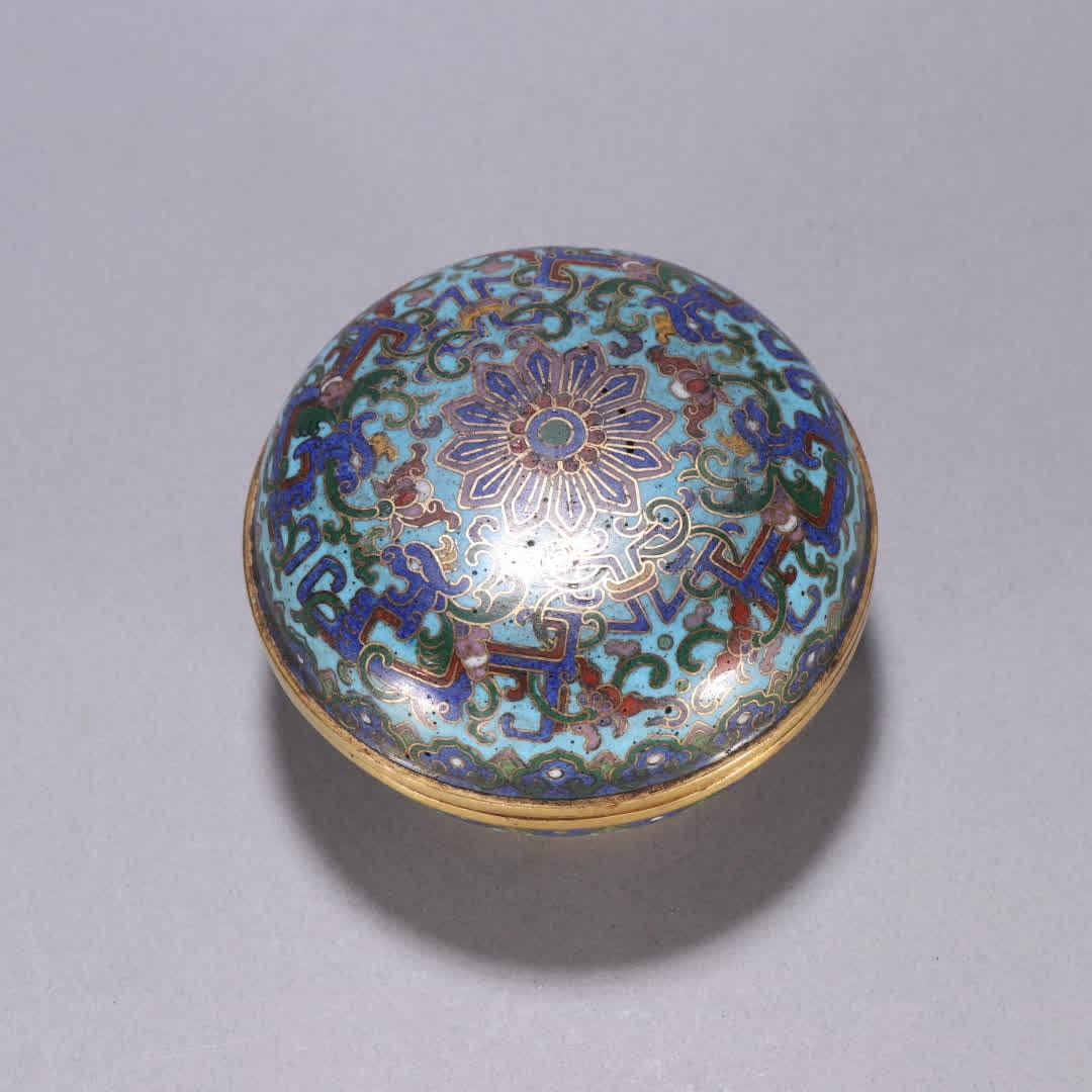 A Qing Dynasty bronze gilt floral lid box: Qing Dynasty bronze gilt floral patterned lid box SIZE: H:5.8cm W:9.2cm W:476.6g (The Dimensions Of All Batches Are Manually Measured.If You Need More Detailed Information, Please Contact Our
